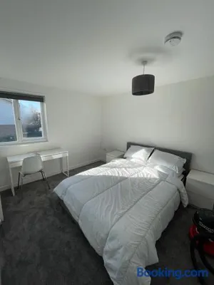 Image of Double room with private bathroom in Basingstoke