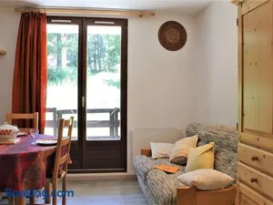 Image of Appartement T2 calme avec balcon sud, parking gratuit, navette proche - 4 couchages à Risoul 1850 - FR-1-330-520