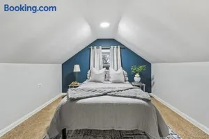 Image of Oak Park 5bd 2bth sleeps 11 with 3 private parking