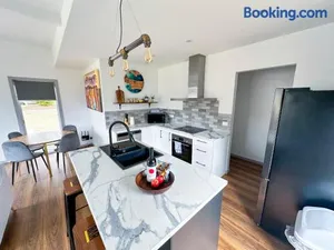 Image of Luxury Holiday Unit 8min walk to Town Center with Boat Parking