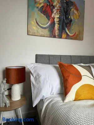 Image of MODERN 2 BEDROOM 2 BATHROOM APARTMENT SLEEPS 4 IN WARRINGTON FOR WORK AND LEISURE WITH PRIVATE PARKING BY AMAZING SPACES RELOCATIONS Ltd
