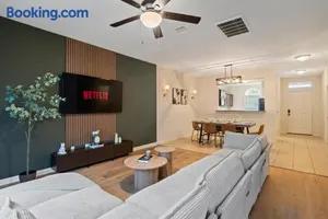 Image of IAH 6 Miles Spacious 5 Bedroom Home with 3 King Beds