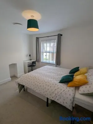 Image of Fantastic 3-Bedroom House in Crawley - 10 mins from Gatwick