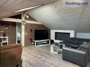 Image of Duplex avec poêle à granulés et garage à motos