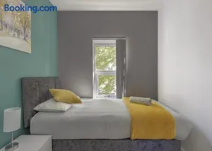 Image of Birmingham Contractor House sleeps 8 Private Garden near M6 Motorway Business Wi-FI