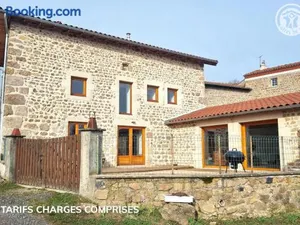 Image of Ferme traditionnelle rénovée avec cour privative à Verrières-en-Forez - FR-1-496-314