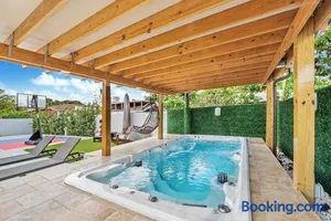 Image of Peaceful Rental Retreat in Miami Jacuzzi, BBQ L25