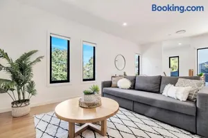 Image of Spacious modern 3 bdr home minutes from beach