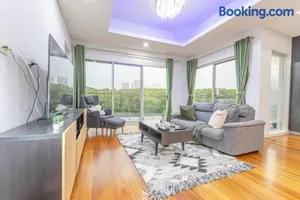 Image of Luxury 5BD house w water view in Melrose Park