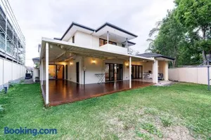 Image of Spacious 5BR 3BA Home w Parking and Yard in Sunnybank M11