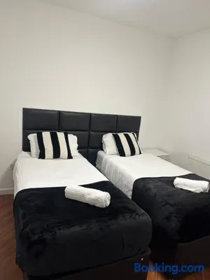 Image of Mays House - 10 Gosford Street, Free Parking, 5 minutes in a taxi to Baltic Market and City Centre - House sleeps 1-8 guests