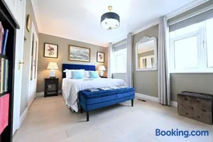 Image of En-suite luxury large bedroom with parking and two tickets to Kew Gardens