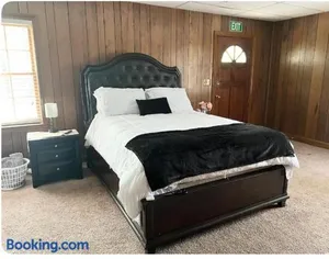 Image of Queen Suite - Indoor Hot Tub - WiFi