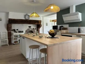 Image of Gîte authentique avec spa, tennis et jardin paysager – Draps et ménage inclus, calme campagnard. - FR-1-489-540