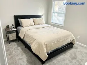 Image of Queen Suite with Wifi Hot Tub Room Movie Theater Room4