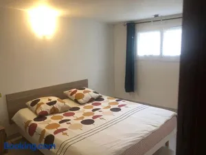 Image of Appartement donnant sur jardin avec terrasse.