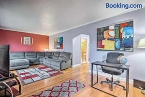 Image of Chicago Home with Spacious Yard 14 Mi to Dtwn