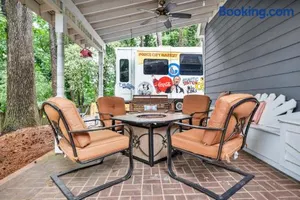 Image of "Tow-tally peachy" Atlanta-themed tiny house!