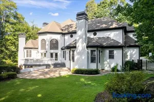 Image of 11580sqft Large Home By Airport
