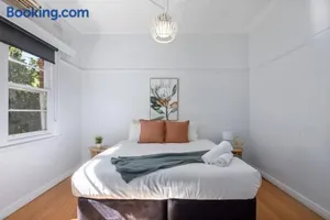 Image of Hargreaves St - Group Holiday 8BR - Bendigo CBD