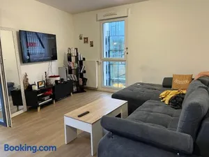 Image of Spacious apartment with big terrace - close to Paris