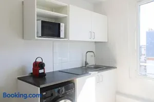 Image of Bright & Equipped Studio at the Gate to Paris