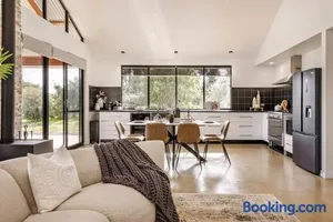 Image of Bluegum Hideaway - luxury accom, air-con throughout, 2 kitchen & living areas