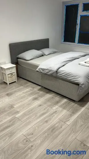 Image of Gatwick Guest House - Short & Long Stay, Airport Parking, Airport Shuttle, Early & Late Check In - 49, RH11 8QX