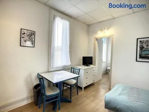 Image of Studio lumineux avec balcon à 50m des Thermes - Animaux acceptés, Wifi, options confort disponibles - FR-1-451-176
