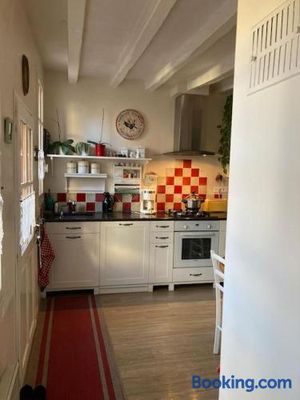 Image of La Maison du Donjon - Gites de 8 personnes, parking privé avec jardin terrasse
