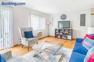 Image of Lg. 2 br Apt. North of Chicago w/ Free Parking