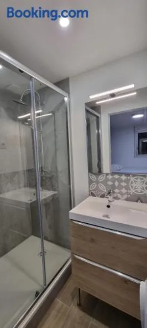 Image of Chambres avec douche privative dans appartement partagé - Metro - Wifi