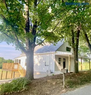 Image of Dale Hollow White Cottage right next to Dale Hollow State Park