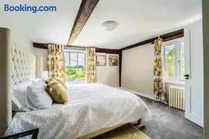 Image of 5 Bed Farmhouse Suitable for Contractors Private Parking