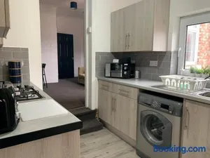 Image of Rawling - Welcoming 3 bed apartment with free Wifi and Free Parking