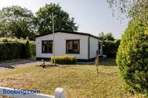 Image of Familie bungalow op vakantiepark bij zee
