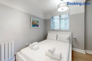 Image of Super 1 Bedroom Flat in Hendon near Middlesex University with private parking
