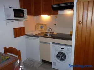 Image of Studio 2 couchages à 350m de la plage avec balcon et parking, Bormes-les-Mimosas - FR-1-251-728