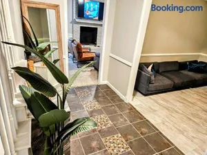 Image of VillaQuèFrancia near Elvis Presley's Graceland 6 mins from Airport, Shuttle, & Rental Vehicle