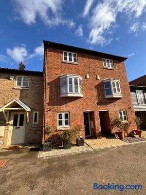 Image of Stylish 3 bedroom townhouse for 5 guests, set in the medieval grid with off street parking