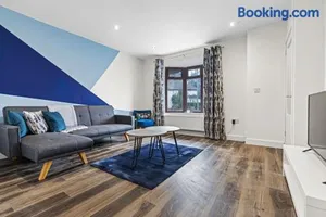 Image of Walsall - 4 Bedroom House, Wi-Fi, Garden , Sleeps 8 - JRR Stays