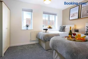 Image of Stylish House - Close to City Centre and Luton Airport - Free Parking, Super-Fast Wifi, Garden and Smart TV with Netflix by Yoko Property