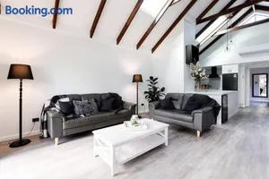 Image of Salt & Pepper; Beautiful Town House in Margs!