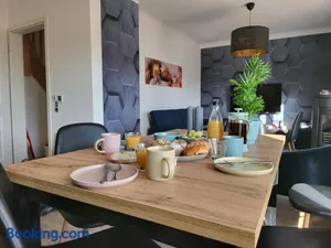 Image of Modernes behagliches Haus mit Kamin, Terrasse und Garten