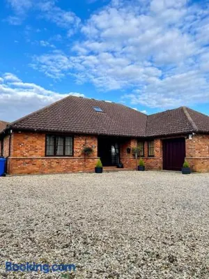 Image of Outstanding 6 Bedroom House Cotton End, Bedford