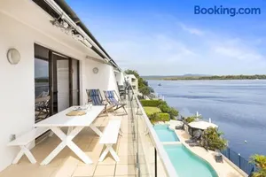 Image of Commodore 8