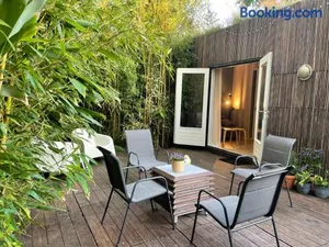 Image of Tiny-House van zeecontainers bij het bos