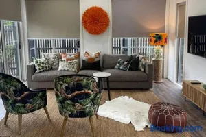 Image of Stunning Townhouse - 12 min CBD