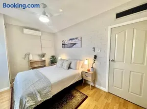 Image of Stylish 3 Bed Apartment - Free Parking