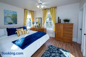 Image of Vintage downtown flat near Holy Hill, Golf &Ski